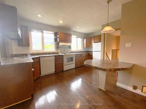 Photo 10 at 2072 Bridge Road, WO West, Oakville