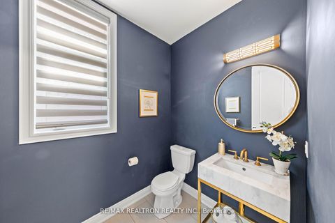 Photo 8 at 92 Chaiwood Court, Patterson, Vaughan