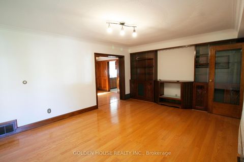 Photo 1 at 260 Moore Park Avenue, Newtonbrook West, Toronto