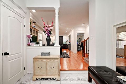 Photo 4 at 100 Kingsbridge Circle, Beverley Glen, Vaughan