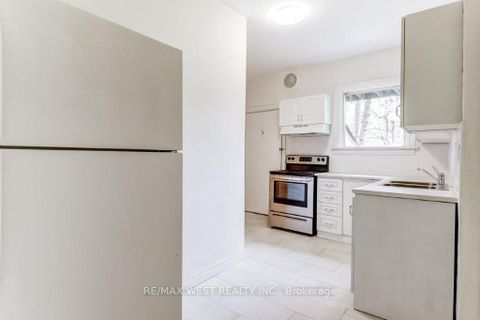 Photo 9 at 413 Parkside Drive, Swansea, Toronto