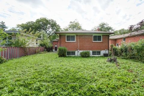 Photo 3 at 240 Dunview Avenue, Willowdale East, Toronto