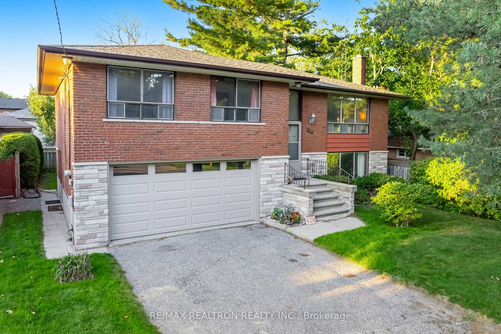 4378 Lawrence Avenue E, West Hill, Toronto 