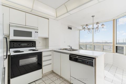 Photo 10 at 815 - 8501 Bayview Avenue, Doncrest, Richmond Hill