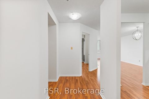 Photo 3 at 901 - 633 Bay Street, Bay Street Corridor, Toronto