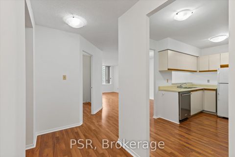 Photo 4 at 901 - 633 Bay Street, Bay Street Corridor, Toronto