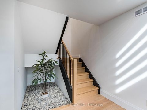 Photo 5 at 22 Yorkleigh Avenue, Humber Heights, Toronto