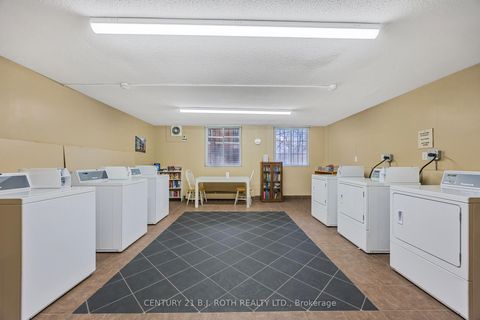 Photo 11 at 32 - 2 Albert Street, North Shore, Barrie