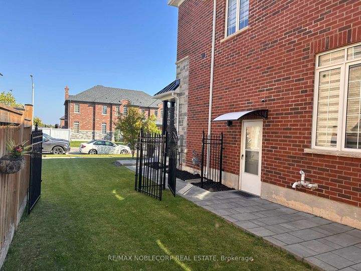 Photo 2 at 68 Inverness Way, Rural Bradford West Gwillimbury, Bradford West Gwillimbury