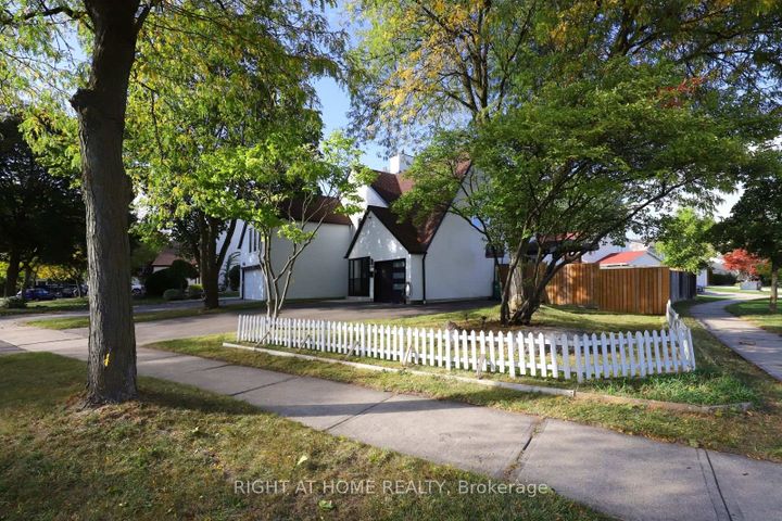 Photo 1 at 2968 Nipiwin Drive N, Meadowvale, Mississauga