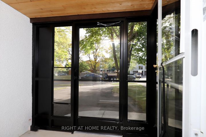 Photo 2 at 2968 Nipiwin Drive N, Meadowvale, Mississauga