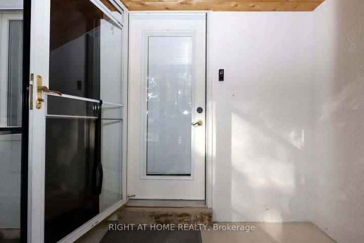 Photo 3 at 2968 Nipiwin Drive N, Meadowvale, Mississauga