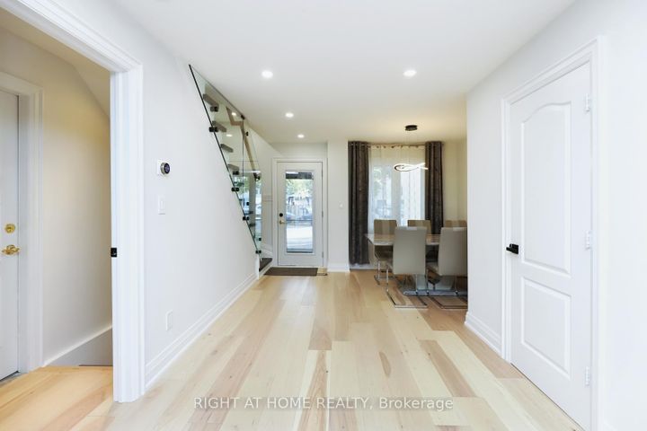Photo 7 at 2968 Nipiwin Drive N, Meadowvale, Mississauga