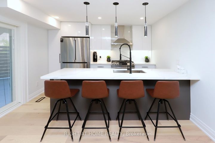 Photo 11 at 2968 Nipiwin Drive N, Meadowvale, Mississauga