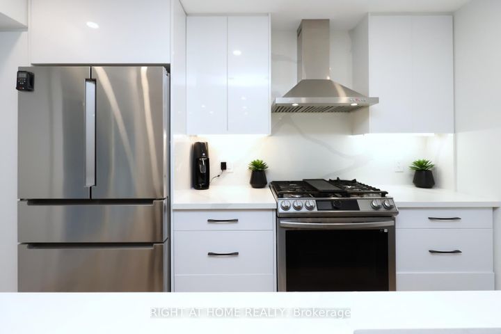 Photo 14 at 2968 Nipiwin Drive N, Meadowvale, Mississauga
