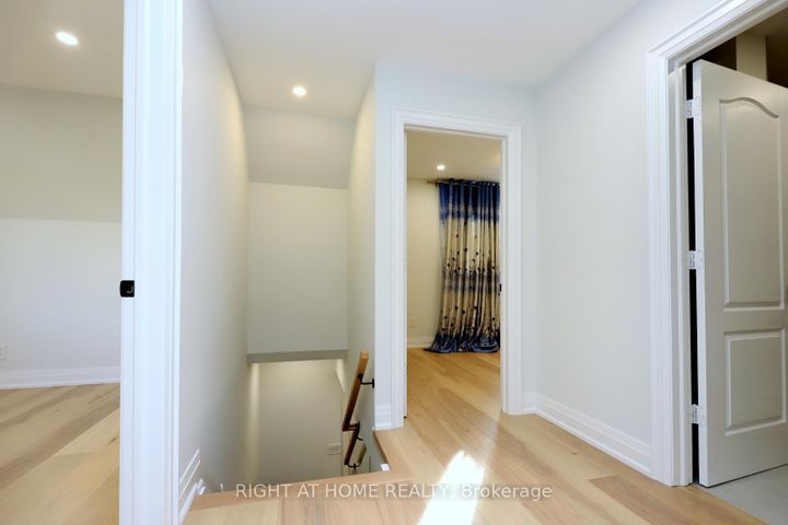 Photo 19 at 2968 Nipiwin Drive N, Meadowvale, Mississauga