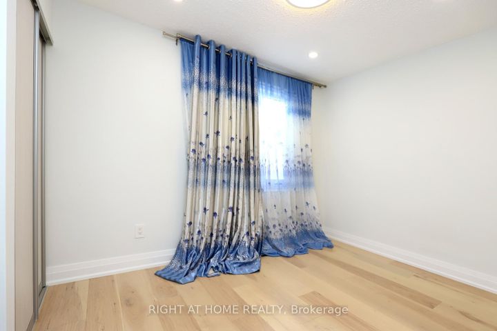 Photo 25 at 2968 Nipiwin Drive N, Meadowvale, Mississauga