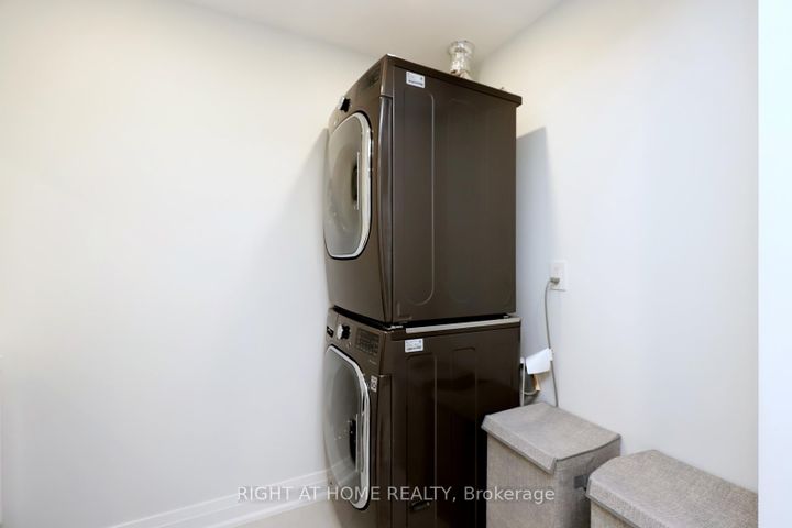 Photo 28 at 2968 Nipiwin Drive N, Meadowvale, Mississauga