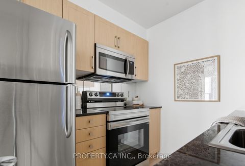 Photo 10 at 709 - 801 Bay Street, Bay Street Corridor, Toronto
