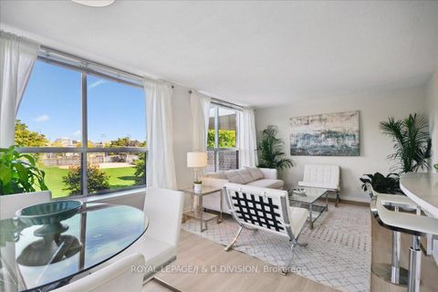 Photo 10 at 405 - 245 Davisville Avenue, Mount Pleasant East, Toronto