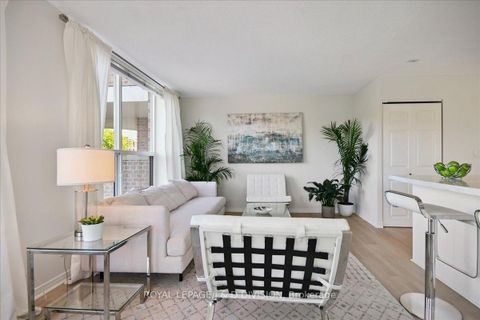 Photo 12 at 405 - 245 Davisville Avenue, Mount Pleasant East, Toronto