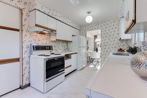 Photo 6 at 136 Stillwater Crescent, Branson, Toronto Photo 6 at 136 Stillwater Crescent, Branson, Toronto