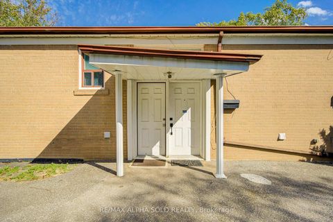 Photo 3 at 334 Moore Park Avenue, Newtonbrook West, Toronto