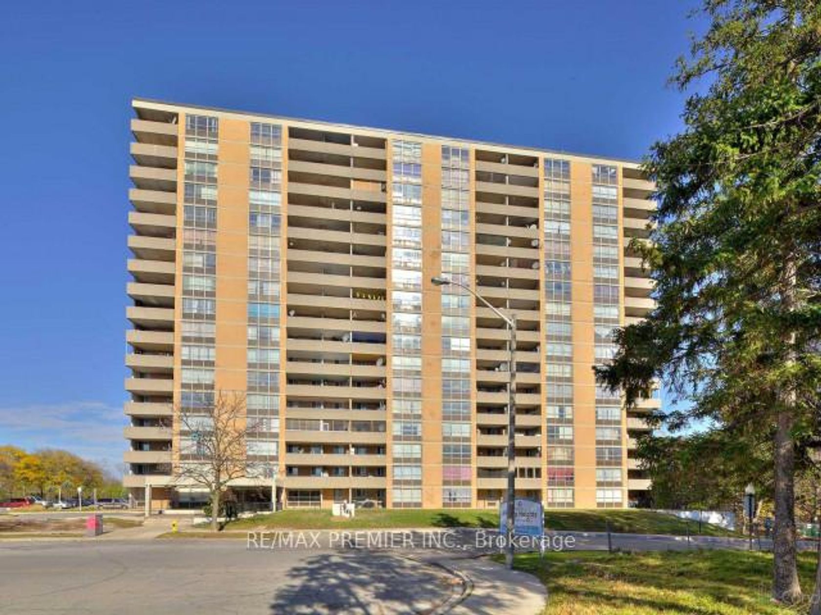905 - 40 Panorama Court, Jamestown, Toronto by Alessia Polo 905 - 40 Panorama Court, Jamestown, Toronto