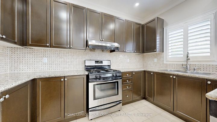 Photo 7 at 92 Laval Street, Vellore Village, Vaughan