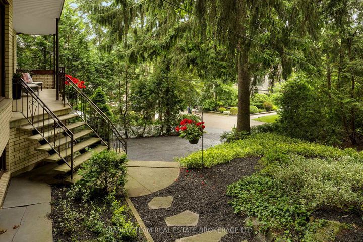 Photo 3 at 90 Humberview Road, Lambton Baby Point, Toronto