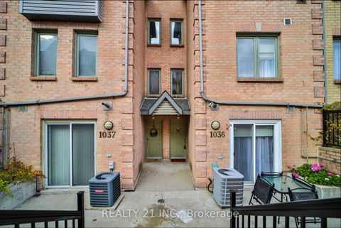 Photo 1 at 1036 - 75 Weldrick Road E, Observatory, Richmond Hill