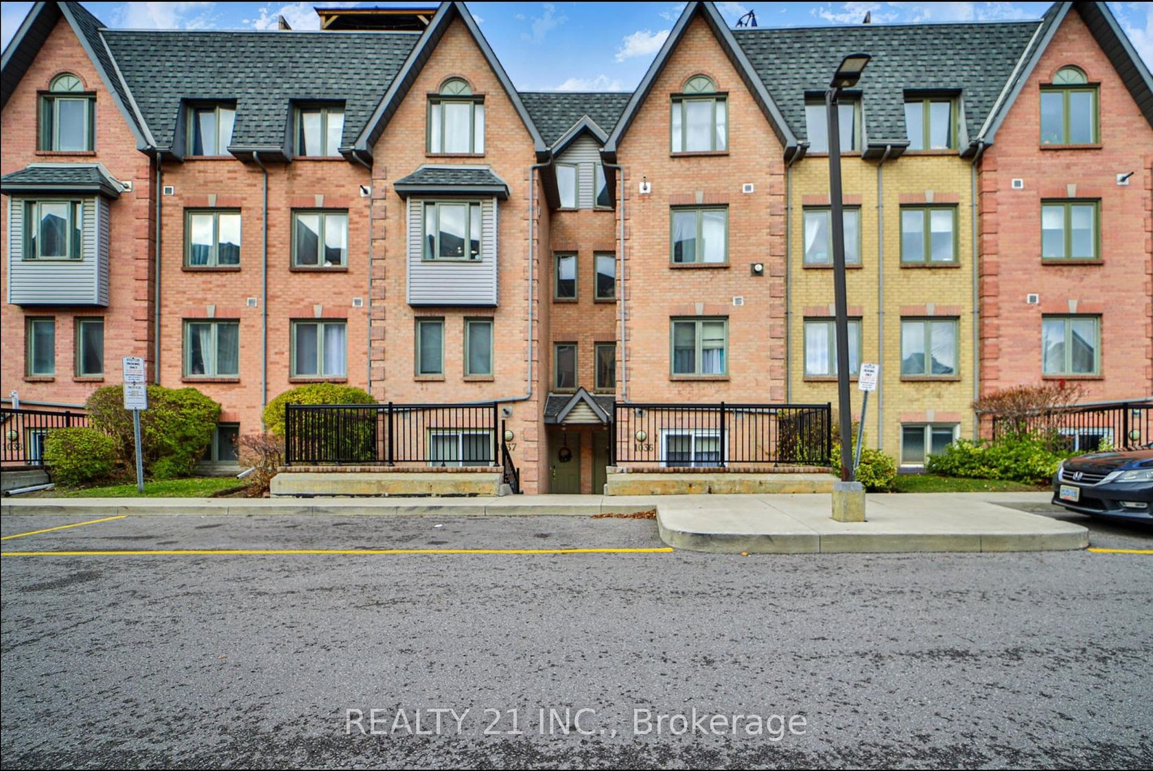 1036 - 75 Weldrick Road E, Observatory, Richmond Hill photo number 2