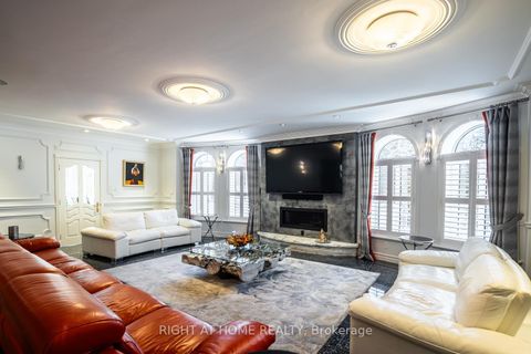 Photo 5 at 38 Sugarbush Court E, East Woodbridge, Vaughan