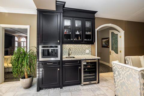 Photo 7 at 38 Sugarbush Court E, East Woodbridge, Vaughan