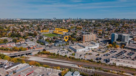 Photo 11 at 1 - 630 Rogers Road, Eglinton West, Toronto