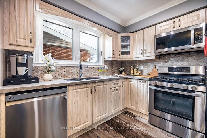 Photo 5 at 416 Mayfair Avenue, Centennial, Oshawa