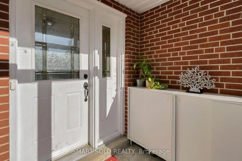 Photo 2 at 21 Sunmount Road, Sullivan, Toronto