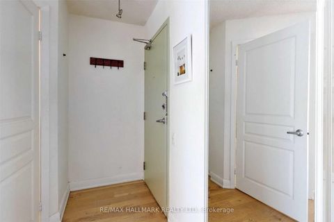 Photo 9 at 408 - 140 Bathurst Street, Waterfront Communities C1, Toronto