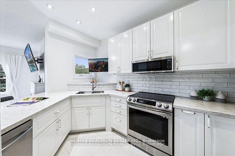 Photo 14 at 63 Carousel Crescent, Oak Ridges Lake Wilcox, Richmond Hill