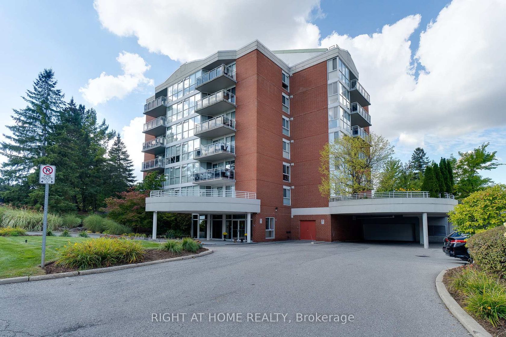 202 - 1071 Queens Avenue, CP College Park, Oakville 