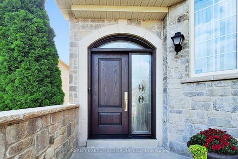 Photo 2 at 32 Shadow Falls Drive, Jefferson, Richmond Hill