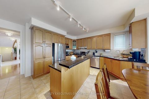 Photo 11 at 32 Shadow Falls Drive, Jefferson, Richmond Hill