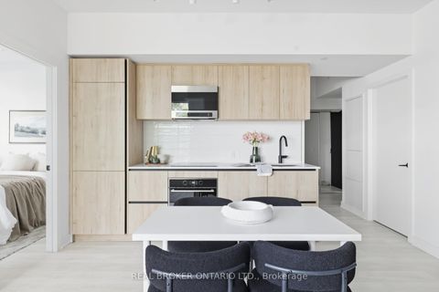 Photo 4 at 207 - 127 Broadway Avenue, Mount Pleasant West, Toronto