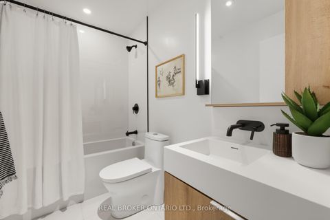 Photo 11 at 207 - 127 Broadway Avenue, Mount Pleasant West, Toronto