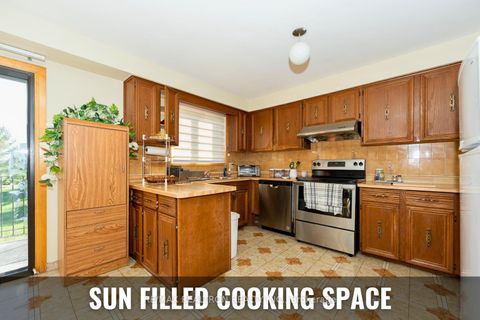Photo 5 at 15 Morbank Drive, Steeles, Toronto