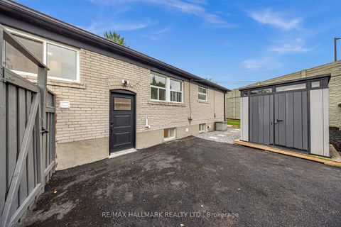 Photo 2 at 28 Huddleston Court, Birchmount, Toronto