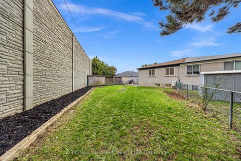 Photo 4 at 28 Huddleston Court, Birchmount, Toronto