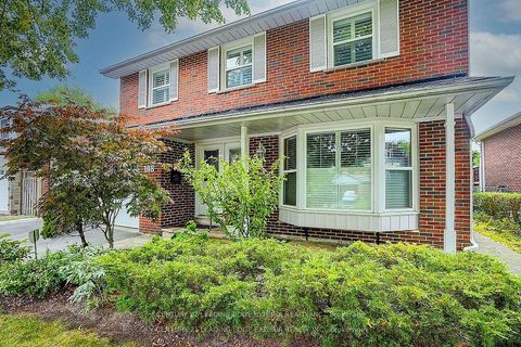Photo 2 at 108 Collingsbrook Boulevard, L'Amoreaux, Toronto