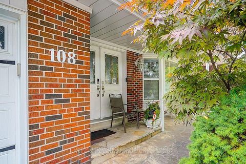 Photo 3 at 108 Collingsbrook Boulevard, L'Amoreaux, Toronto