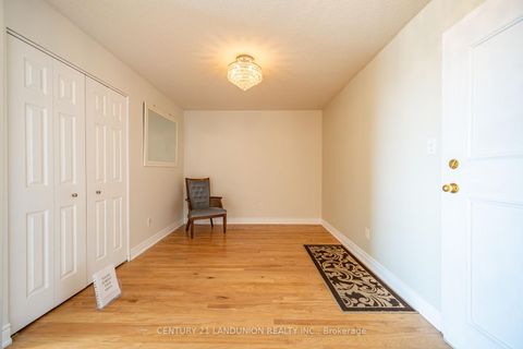 Photo 2 at 619 - 326 Major Mackenzie Drive E, Crosby, Richmond Hill